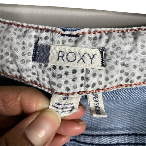 Roxy Women's Light Wash Mid Rise Distressed Denim Jeans - Picture 4 of 7